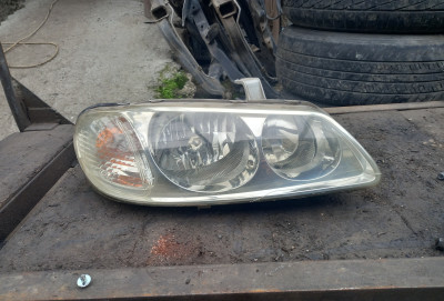 Ön sağ fara-Nissan Sunny