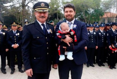 Rəis öz qızını cərimələyən polisi mükafatlandırdı
