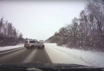 Avtomobil hamar, düz və təmiz yolda idarəetməni itirə bilər