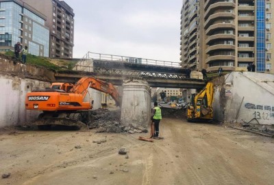 Bakıda dəmir yolu körpüsü sökülür