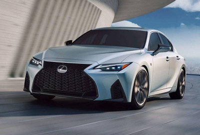 Yeni Lexus IS sedanı debüt edib