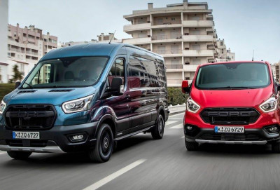 Ford Transit Raptor modellərinin üslubunda radiator barmaqlığını alıb
