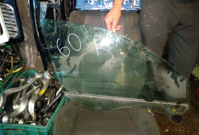 Ön sağ qapı şüşəsi E60