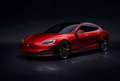 Tesla'ya yaşıl işıq xəbərdarlığı xüsusiyyəti də gəldi