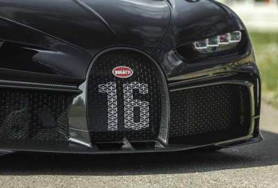 "Bugatti" yeni hiperkarını yığıb - FOTOLAR