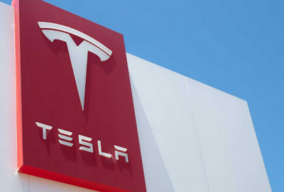 "Tesla" 6 minə yaxın avtomobili geri çağıracaq