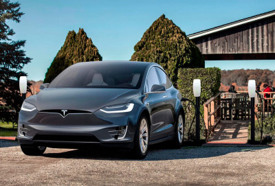 Yüzlərlə Tesla elektrik avtomobili nasazlıq üzündən yola çıxmaqdan imtina edib